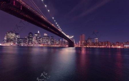 夜晚海面上的大桥