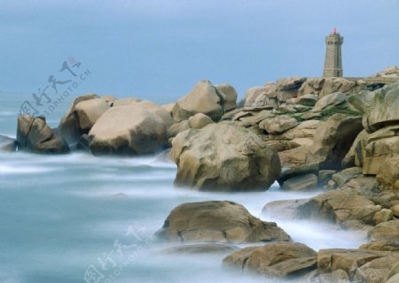 美丽的海边岩石灯塔