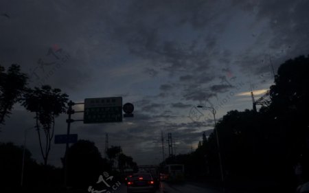 乌云夜上海