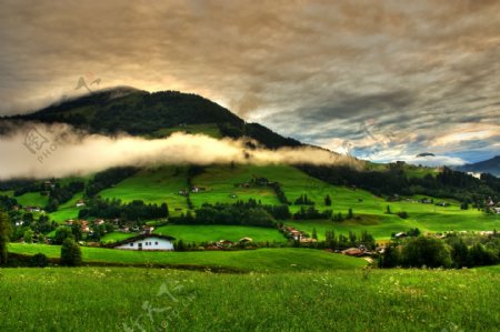 云雾缭绕的村庄