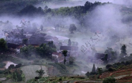 雾气的山村
