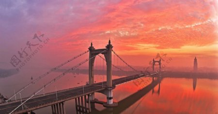 夕阳下的赣州大桥和钟塔
