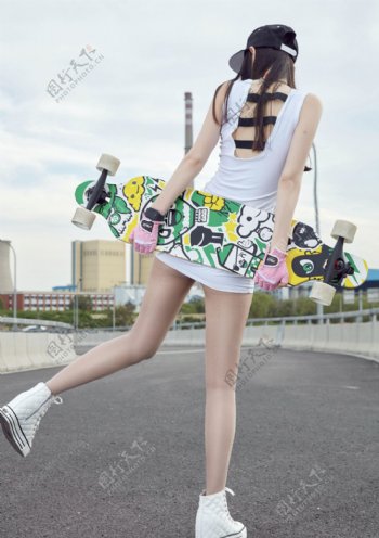 滑单板的女人