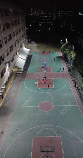 夜色下的篮球场