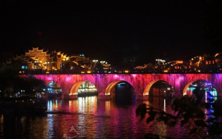 红色灯光的镇远河大桥