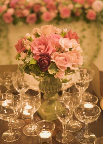 桌子上的红酒杯和鲜花