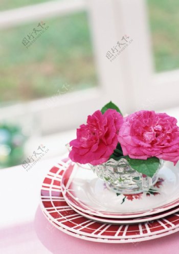 鲜花与餐盘