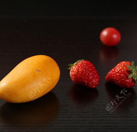 黑色桌子上的水果