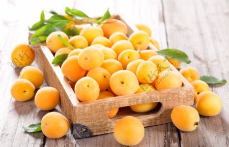 新鲜的黄桃水果