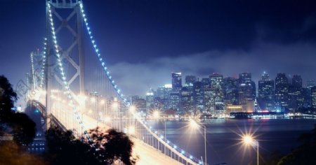 雄伟大桥与繁华都市夜景