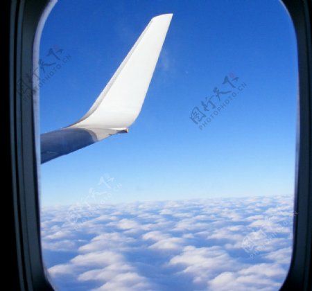 飞机窗外的白云