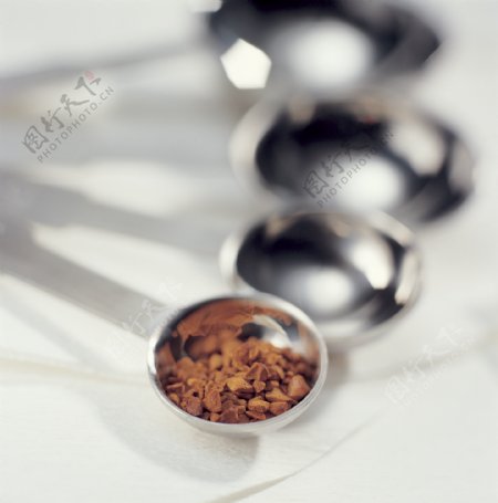 勺子里的咖啡豆颗粒写真图片图片