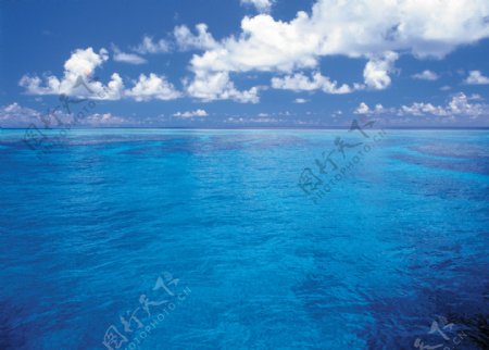 蓝天白云下的海平面图片