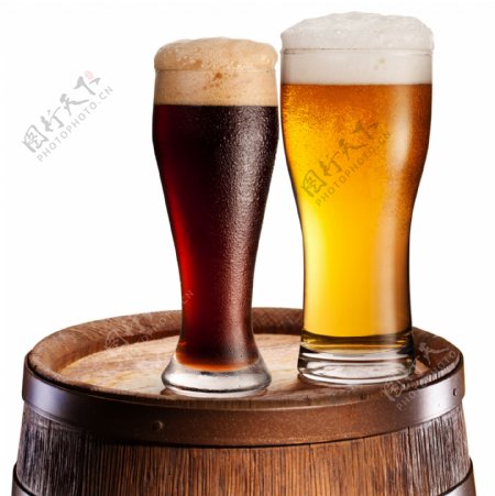 木桶上的饮料和啤酒图片