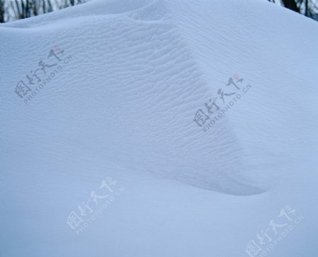 冬季一堆洁白的雪图片