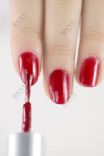 红色指甲的手模图片