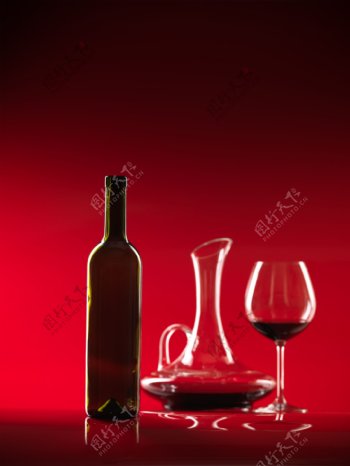 红酒和高脚杯图片