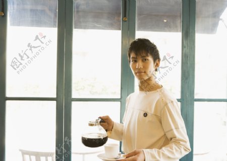 咖啡厅男生服务员图片
