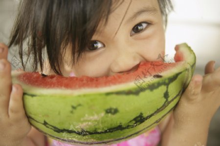 吃西瓜的小女孩图片