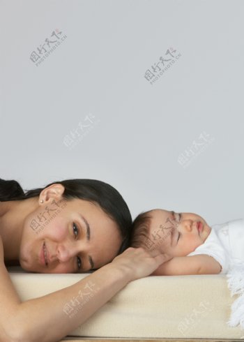 妈妈与睡觉的孩子图片