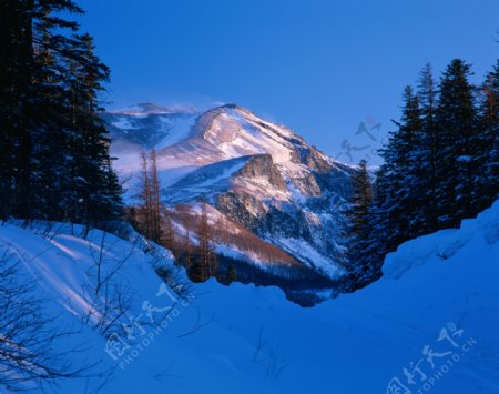 雪地雪山风景摄影图片