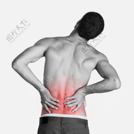 腰部疼痛的男性图片