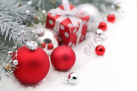 雪地上的圣诞球与礼物图片