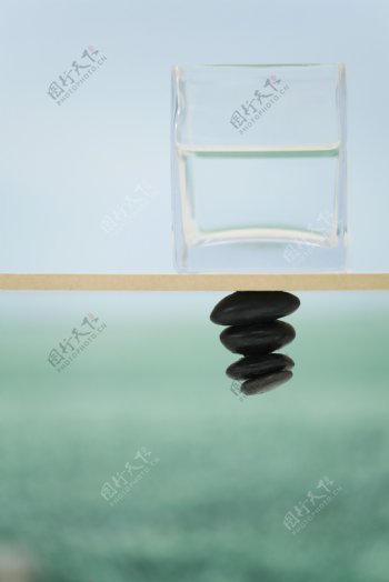 水杯与鹅卵石素材图片