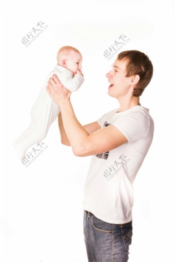 抱着宝宝的外国男人图片