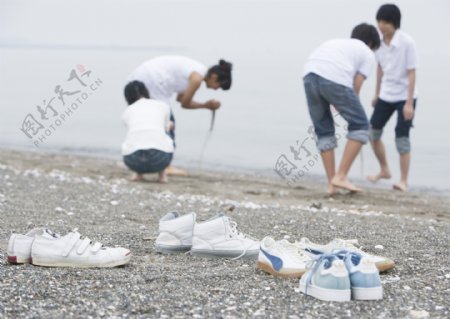 沙滩上玩耍的男生女生图片