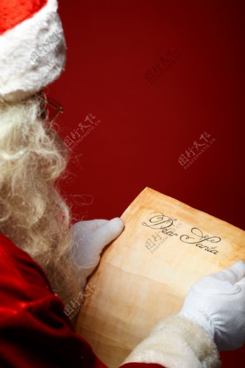 看信纸的圣诞老人图片