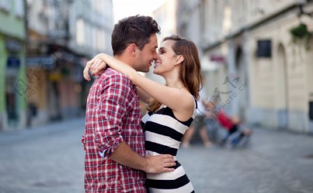 街上亲吻的情侣图片