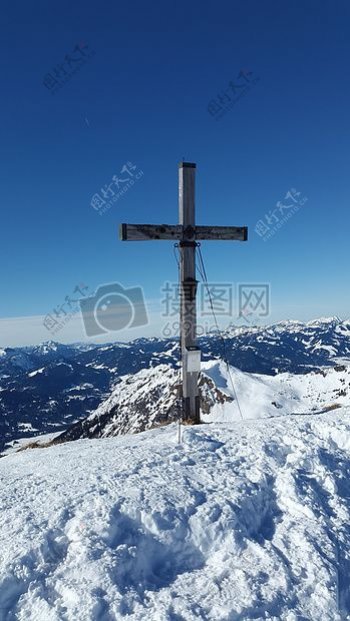 雪上的十字架
