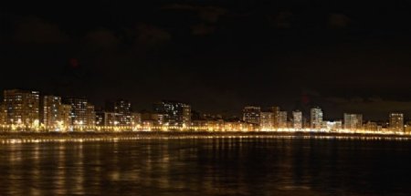海边城市夜晚美景图片