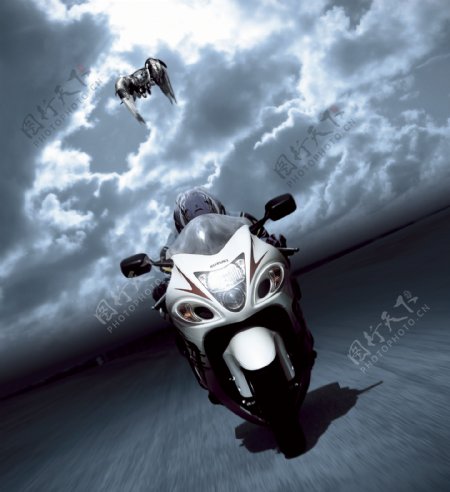 炫酷骑摩托车图片