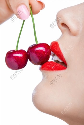 手拿樱桃的性感红唇美女图片