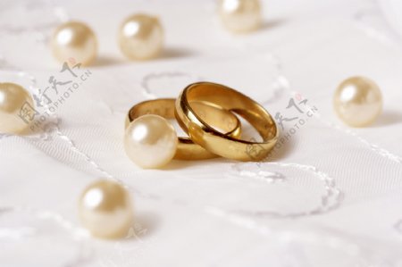 珍珠与黄金戒指背景图片