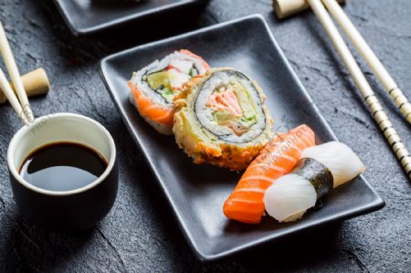 盘子中的三文鱼寿司图片