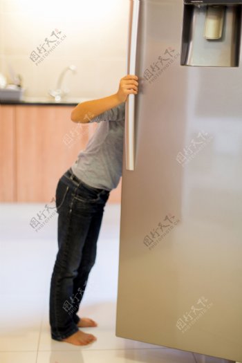 开冰箱的男人图片