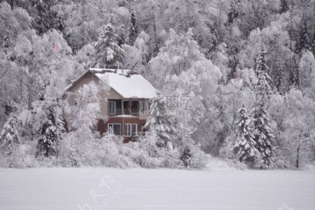 雪中的房子