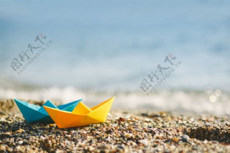 沙滩上的纸船图片