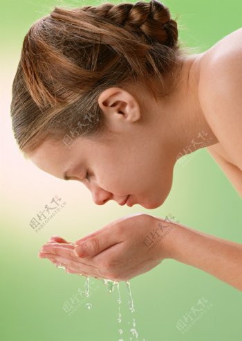 正在洗脸的女人图片