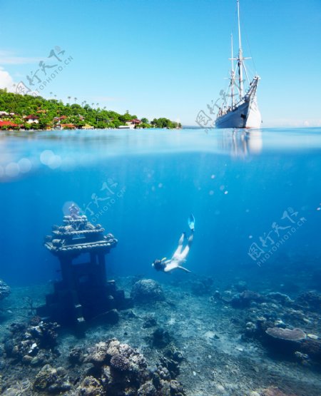 海面的船和潜水员图片