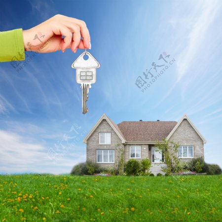 钥匙和草地上的房子图片