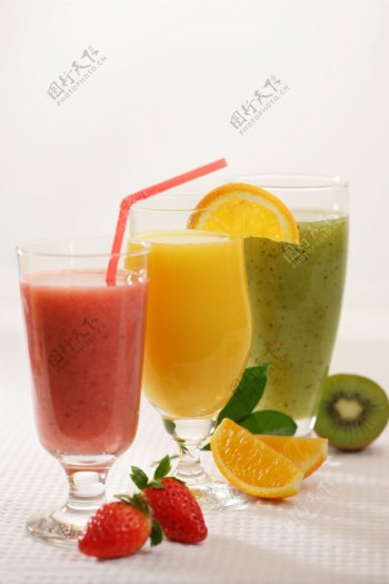 三杯新鲜果汁和水果图片