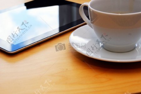 咖啡杯和平板电脑