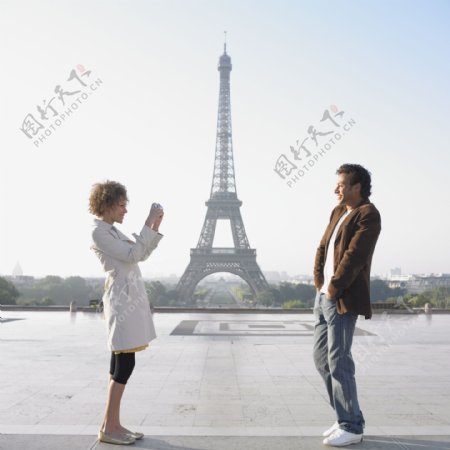 埃菲尔铁塔前的情侣图片