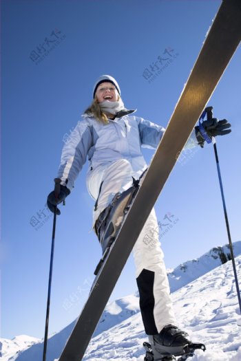 雪地滑雪的美女图片