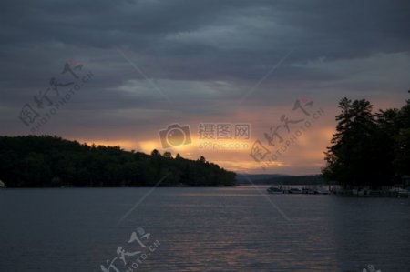 日落水云湖