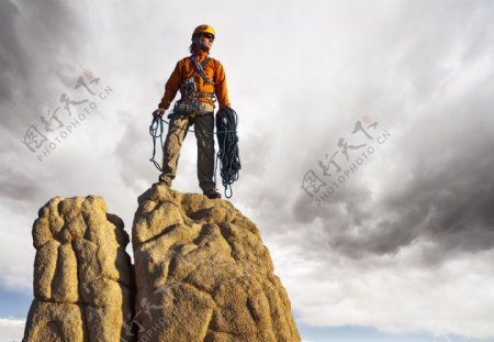 站在岩石上的男人图片
